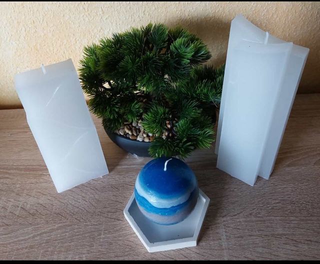 Weiße Formkerzen mit blauer Kugelkerze