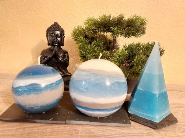 Kugelkerzen und Pyramide in Blau-Weiß