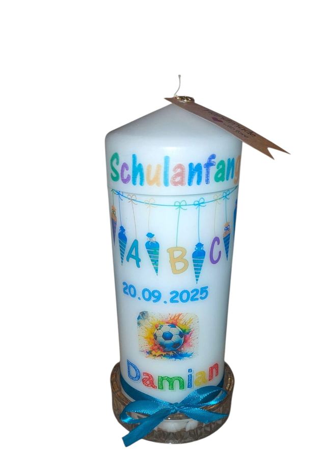 Kerze zum Schulanfang mit ABC, Schultüten, Name und Datum