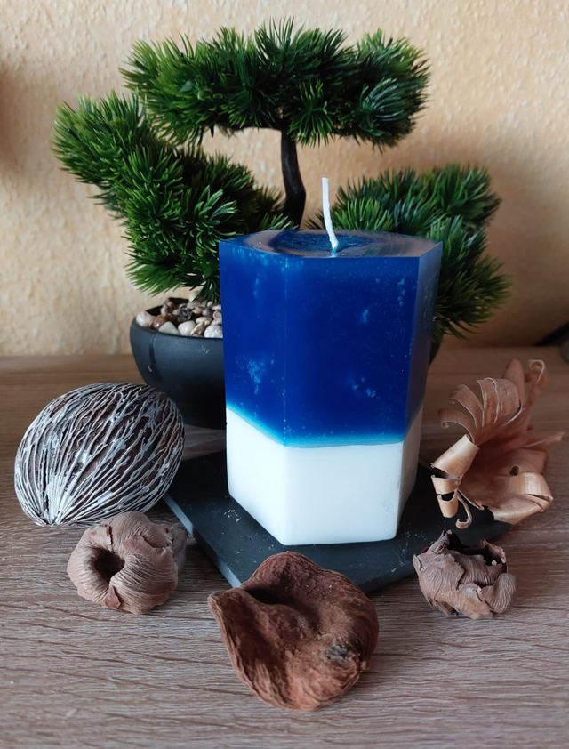 Sechseckkerze in Blau-Weiß
