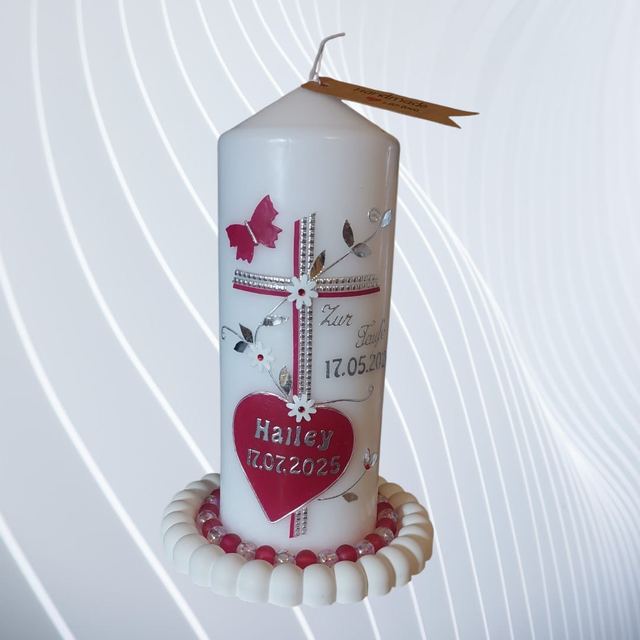 Taufkerze in Rosa mit Kreuz, Herz, Schmetterling und Blüten