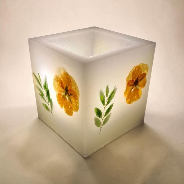 Windlicht aus Wachs mit gepressten Blüten